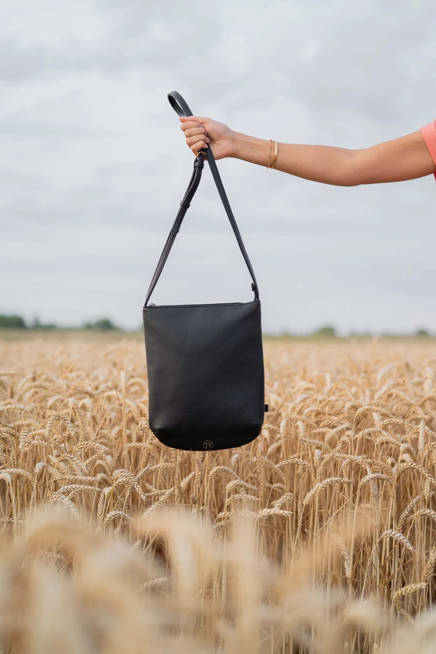 zusss_basic_schoudertas_zwart_3.webp Sale basic schoudertas Schoudertassen & Handtassen