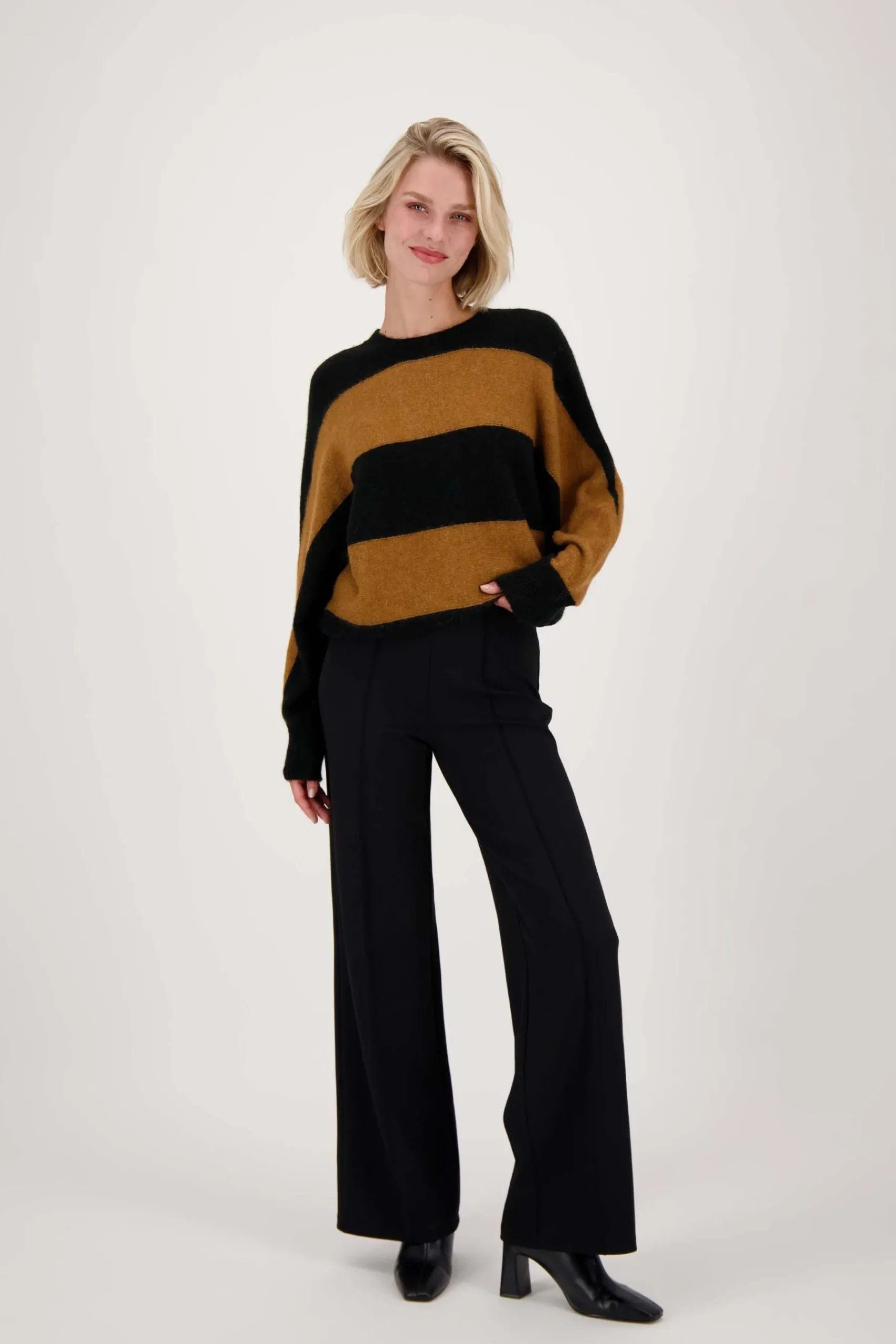 zusss_batwin_trui_met_streep_camelzwart_1.webp New batwin trui met streep camel/zwart Truien