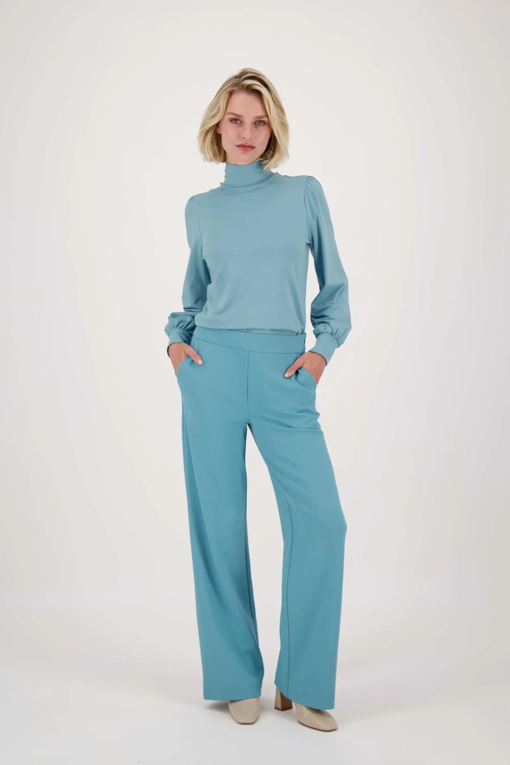 zusss_broek_met_elastaan_grijsblauw_1.webp New broek met elastaan Broeken & Jeans