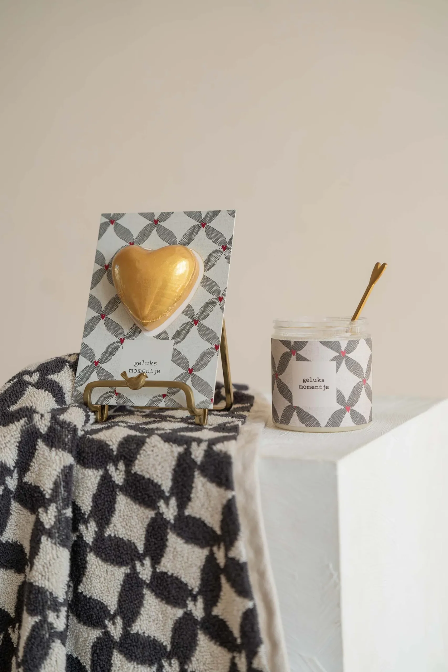 zusss_bruisbal_hartje_op_kaart_geluksmomentje_antracietgrijsroze_3.webp Shop bruisbal hartje op kaart geluksmomentje antracietgrijs/roze Verzorgingsproducten