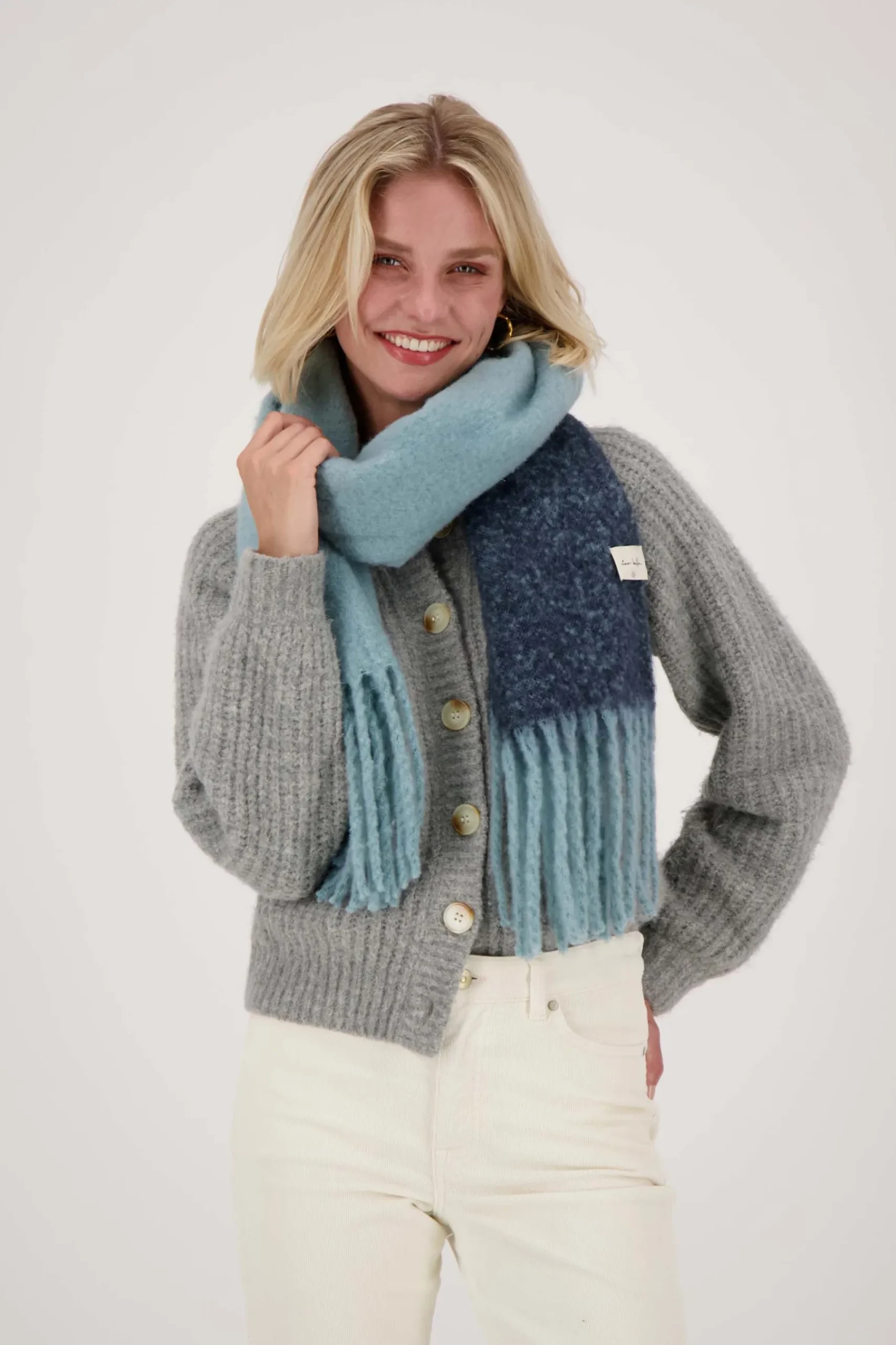 zusss_colorblock_sjaal_grijsblauwdonkerblauw_1.webp New colorblock sjaal Sjaals & Accessoires