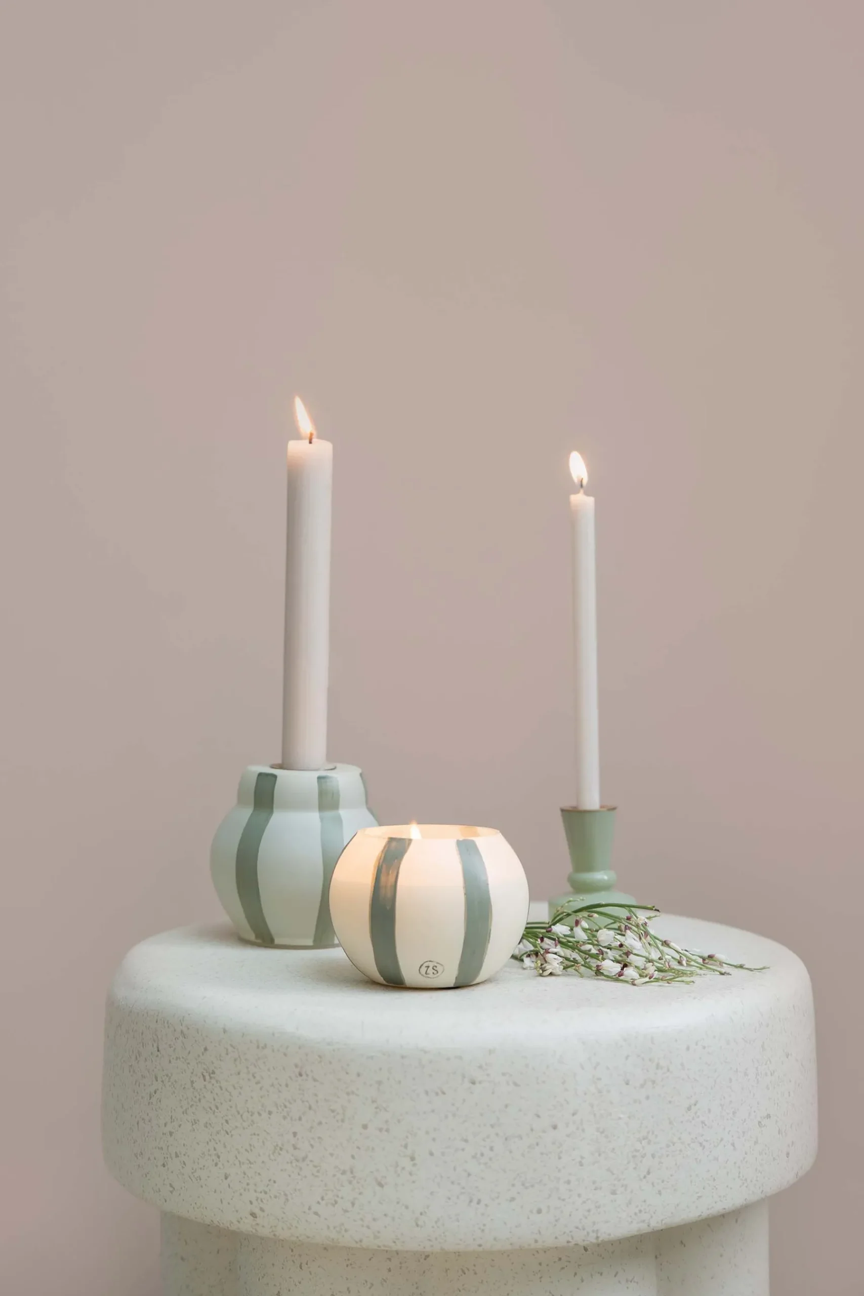 zusss_glazen_geurkaars_met_strepen_zand_saliegroen_2.webp New glazen geurkaars met strepen zand saliegroen Geurkaarsen