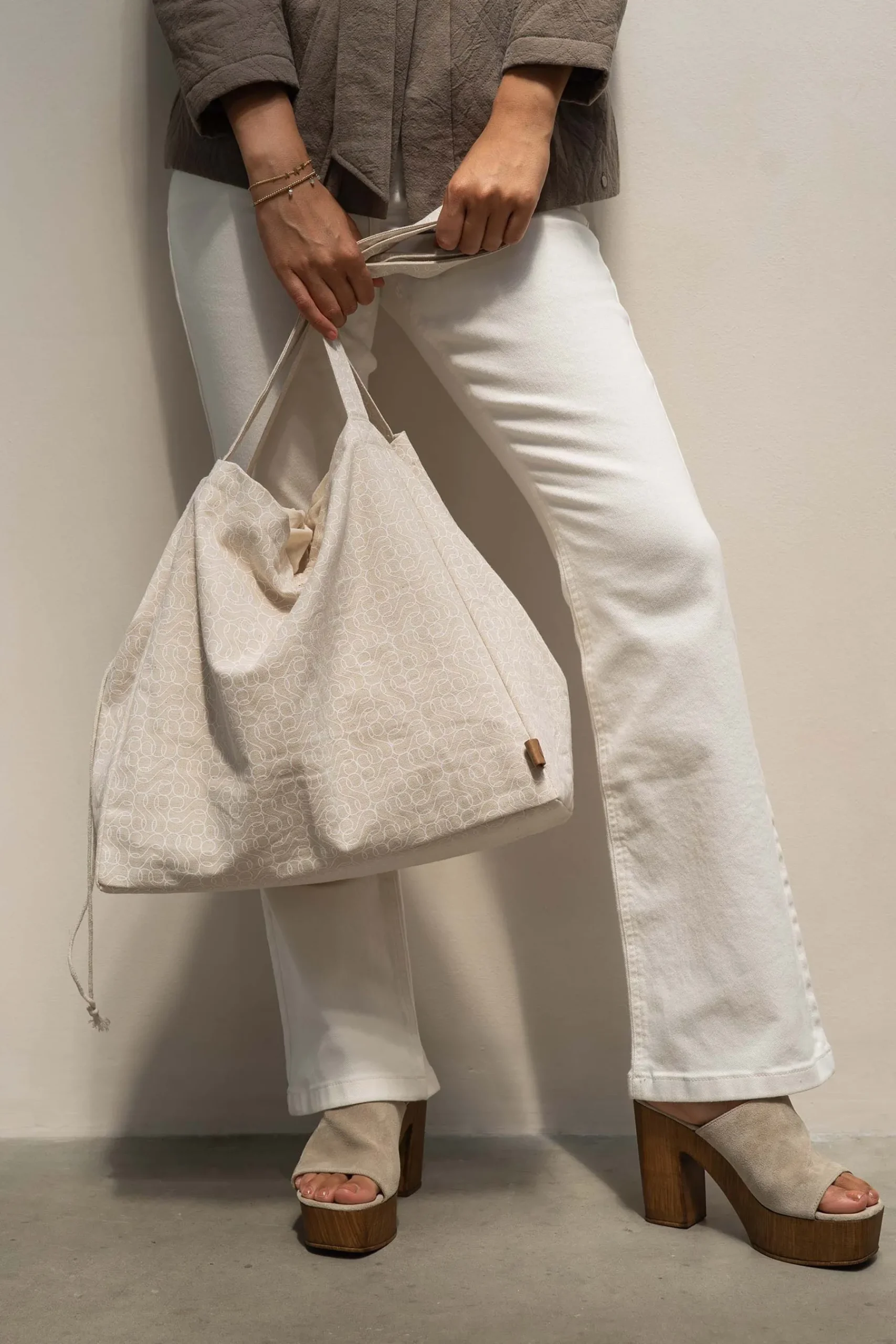 zusss_katoenen_tas_met_logoprint_zandwit_3.webp Best Sale katoenen tas met logoprint zand/wit Schoudertassen & Handtassen