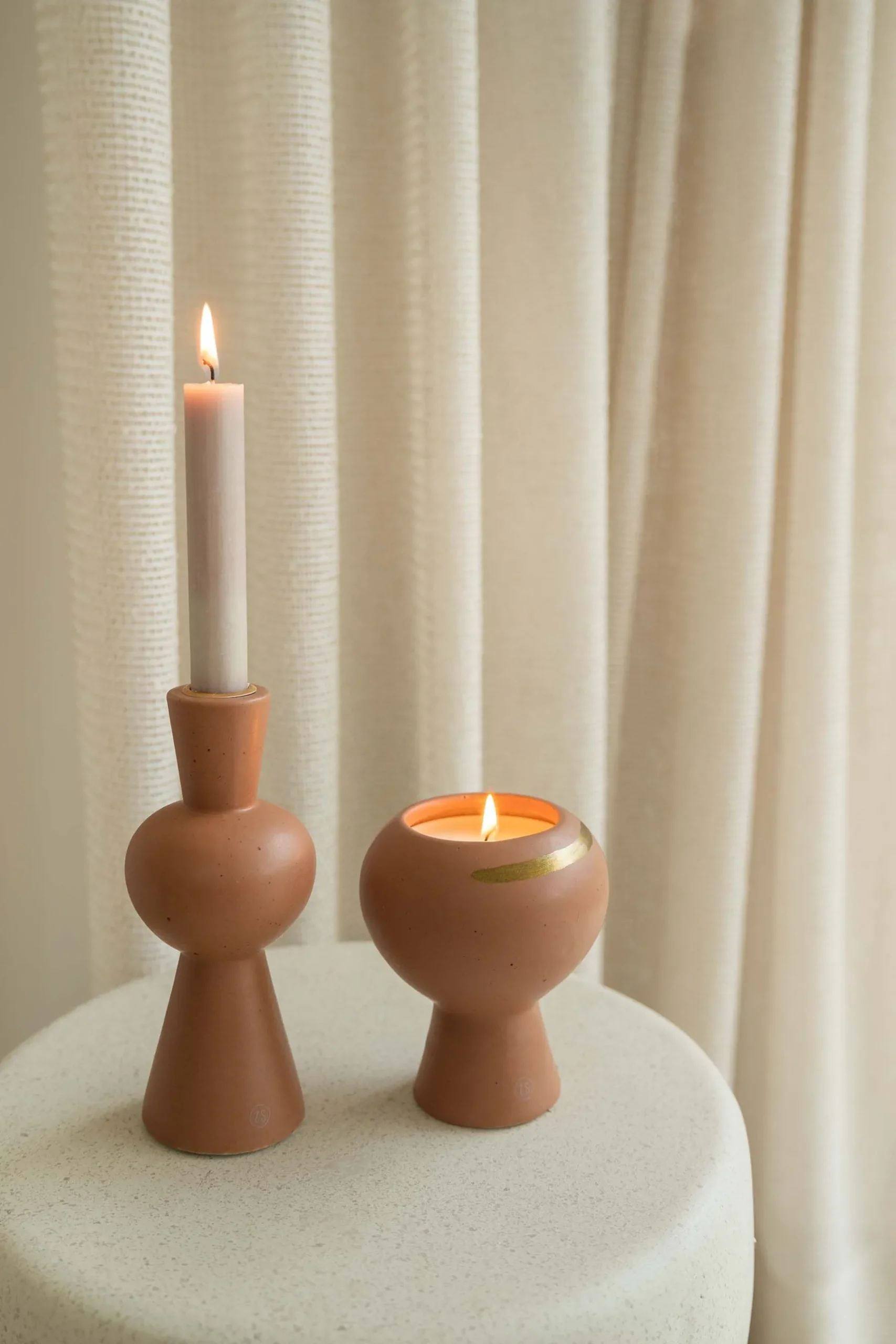 zusss_keramieken_geurkaars_met_gouden_streep_poederroze_2.webp Best Sale keramieken geurkaars met gouden streep Geurkaarsen