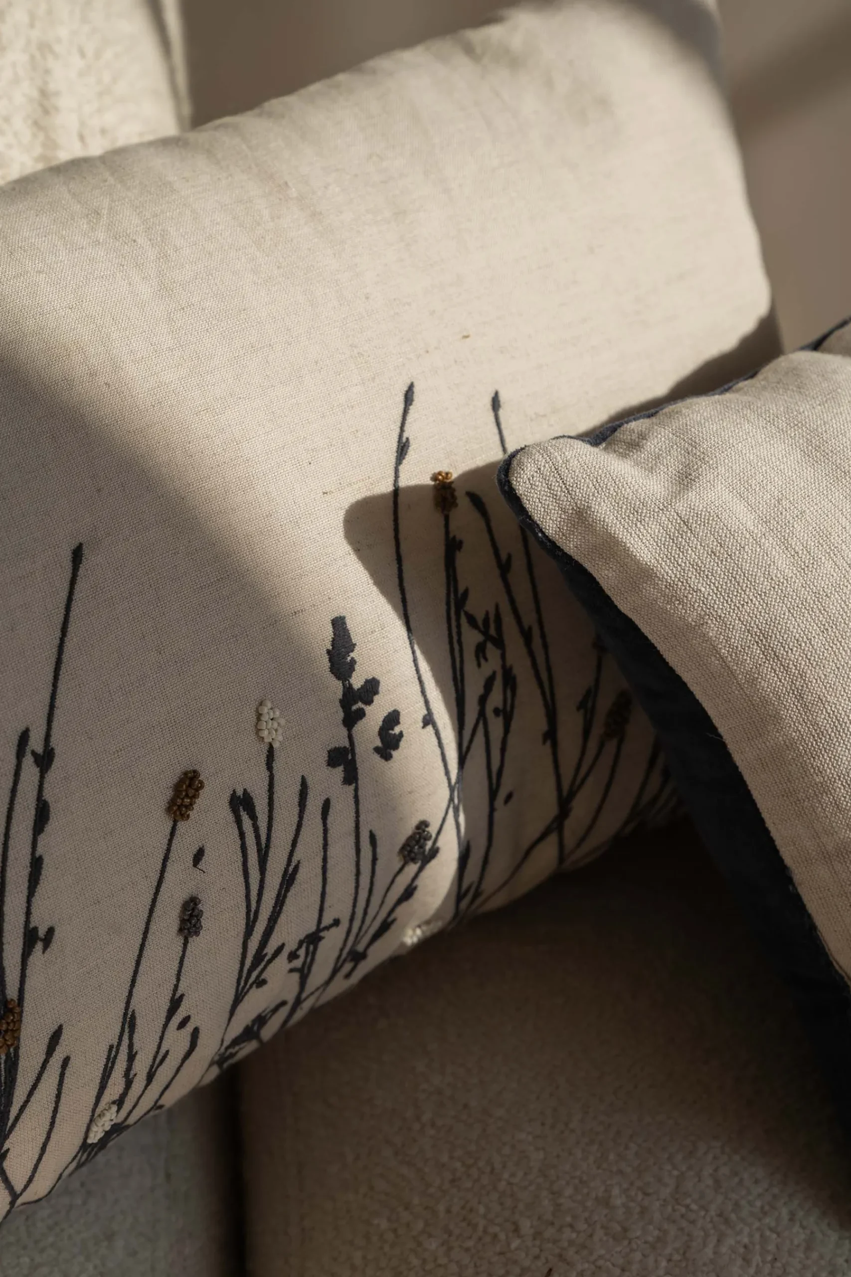 zusss_kussen_bloemen_silhouet_borduur_x_cm_zand_3.webp Flash Sale kussen bloemen silhouet borduur 50x30 cm Kussens