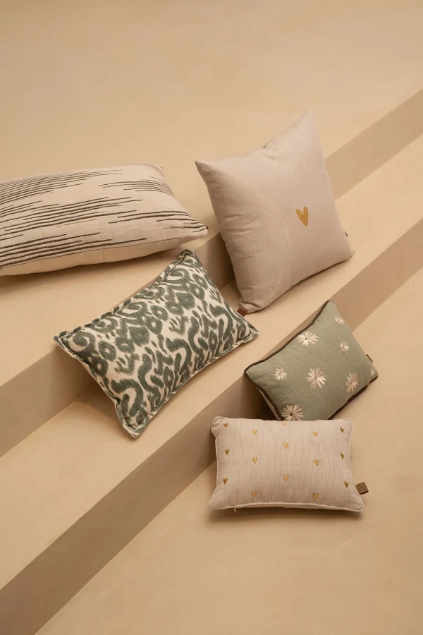 Sale kussen i like you en hartjes 35x25cm peper en zout/goud Kussens