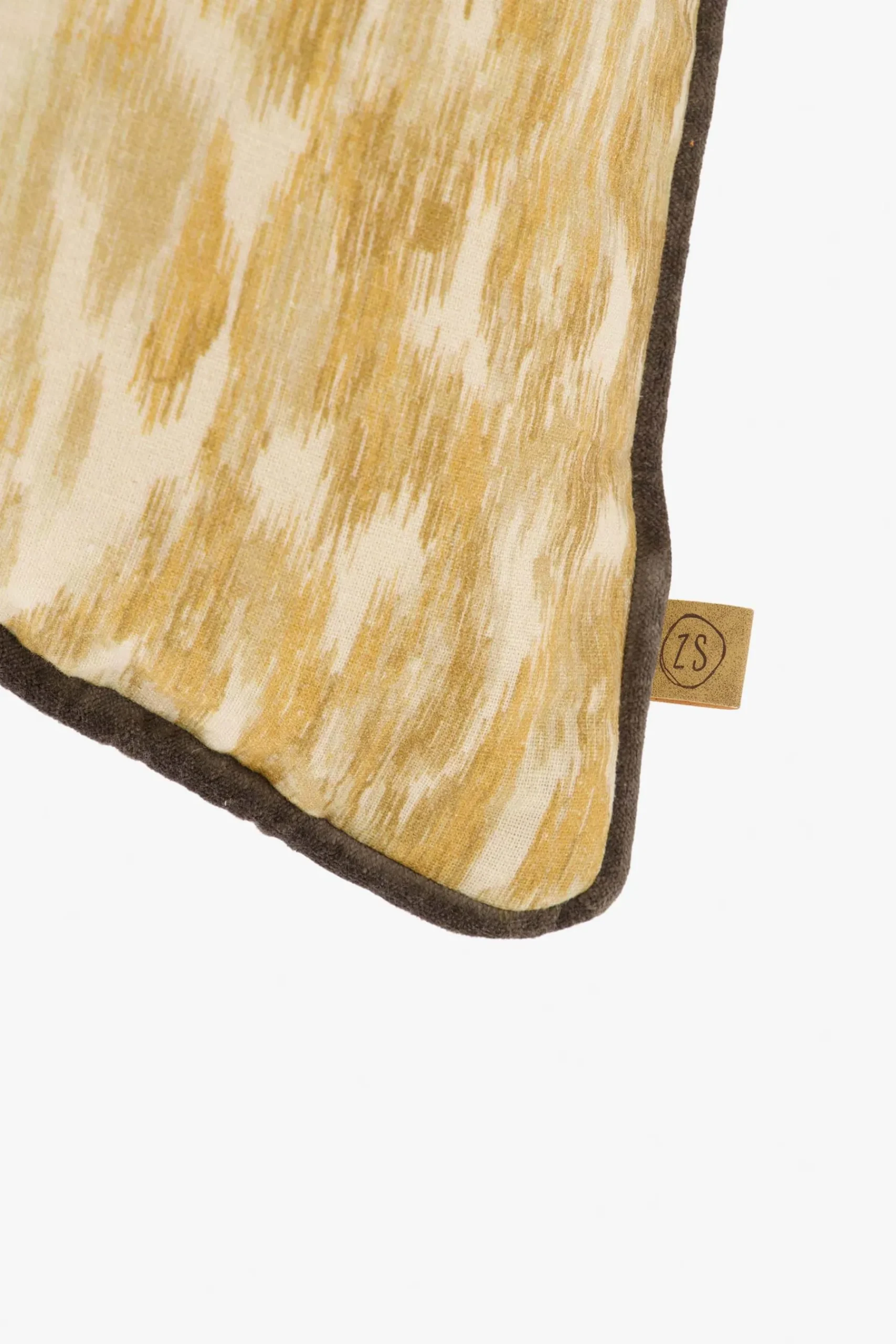 zusss_kussen_ikat_print_xcm_okerecru_3.webp Online kussen ikat print 45x45cm Kussens