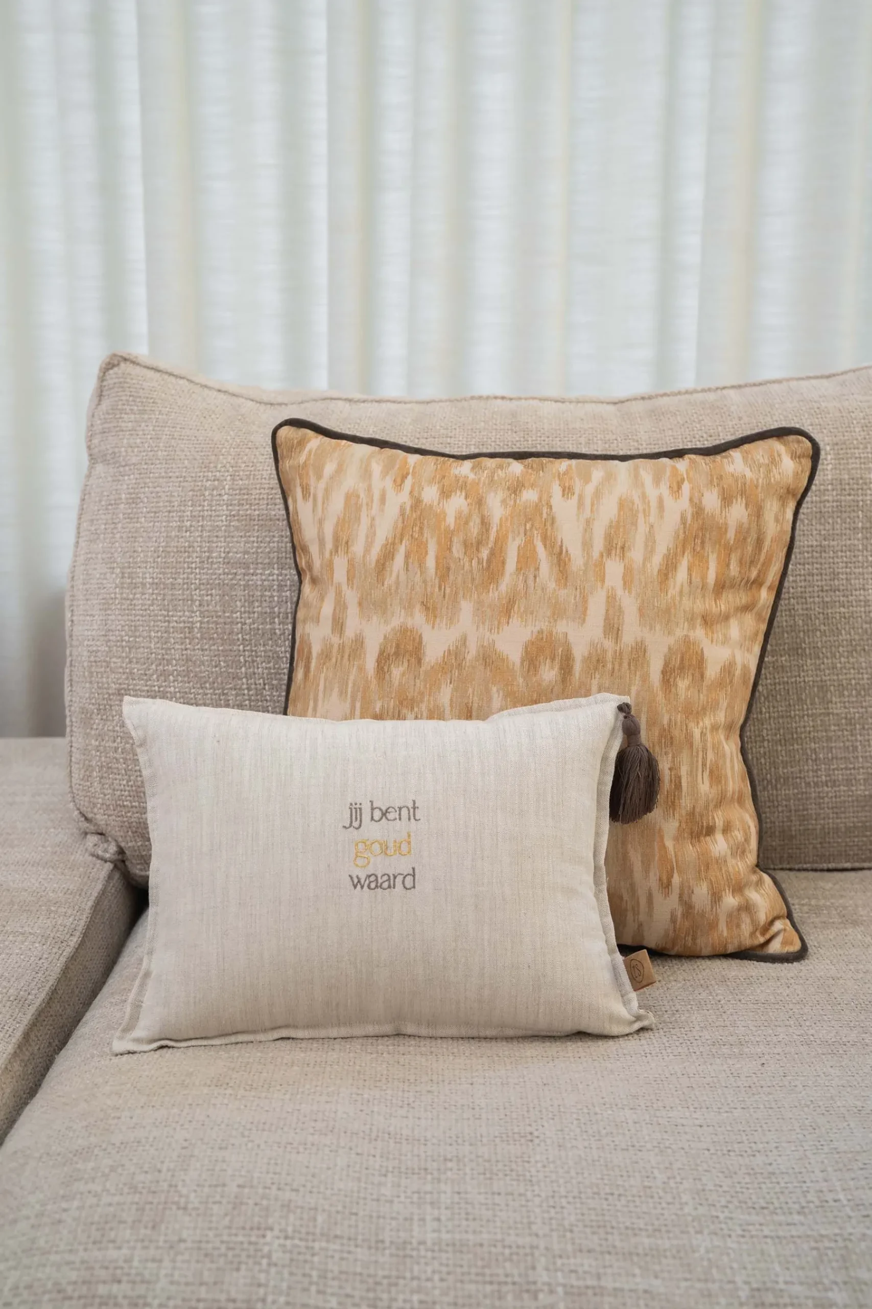 zusss_kussen_ikat_print_xcm_okerecru_4.webp Online kussen ikat print 45x45cm Kussens