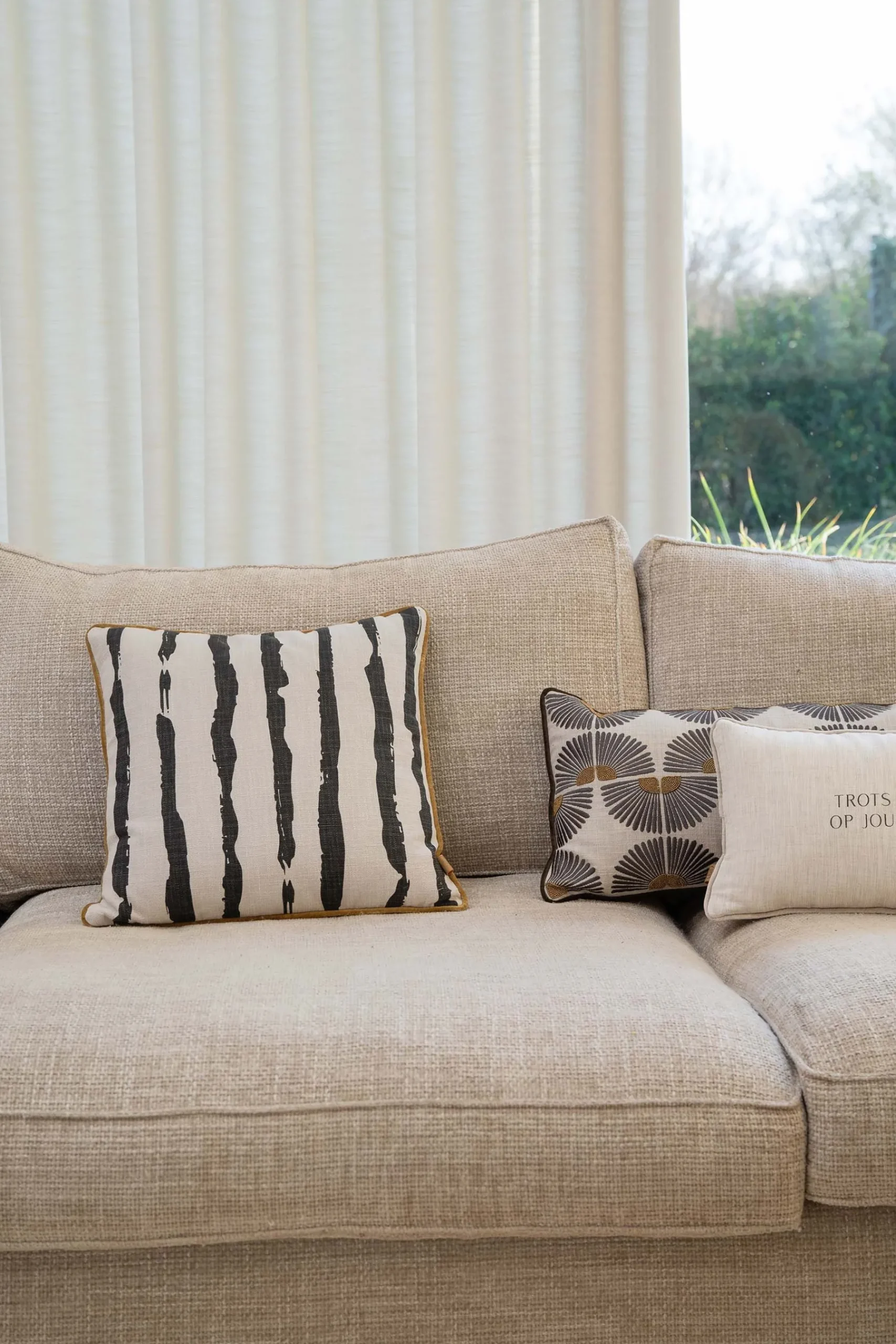 zusss_kussen_penseelstreken_xcm_zandantraciet_4.webp Fashion kussen penseelstreken 45x45cm Kussens