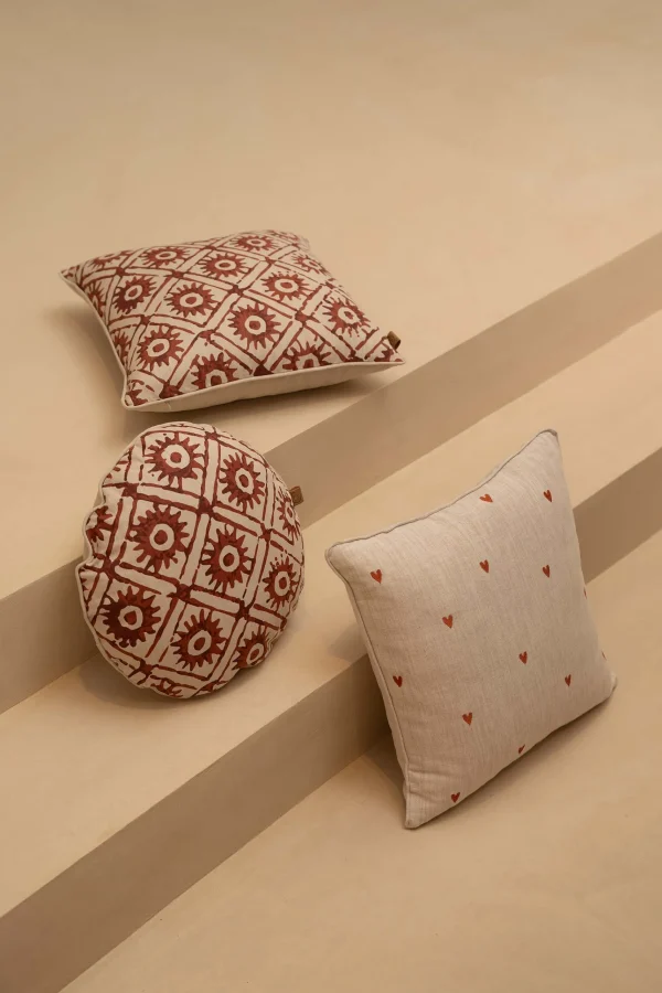 Outlet kussen zonnetjesprint 45x45cm peper en zout/brique Kussens