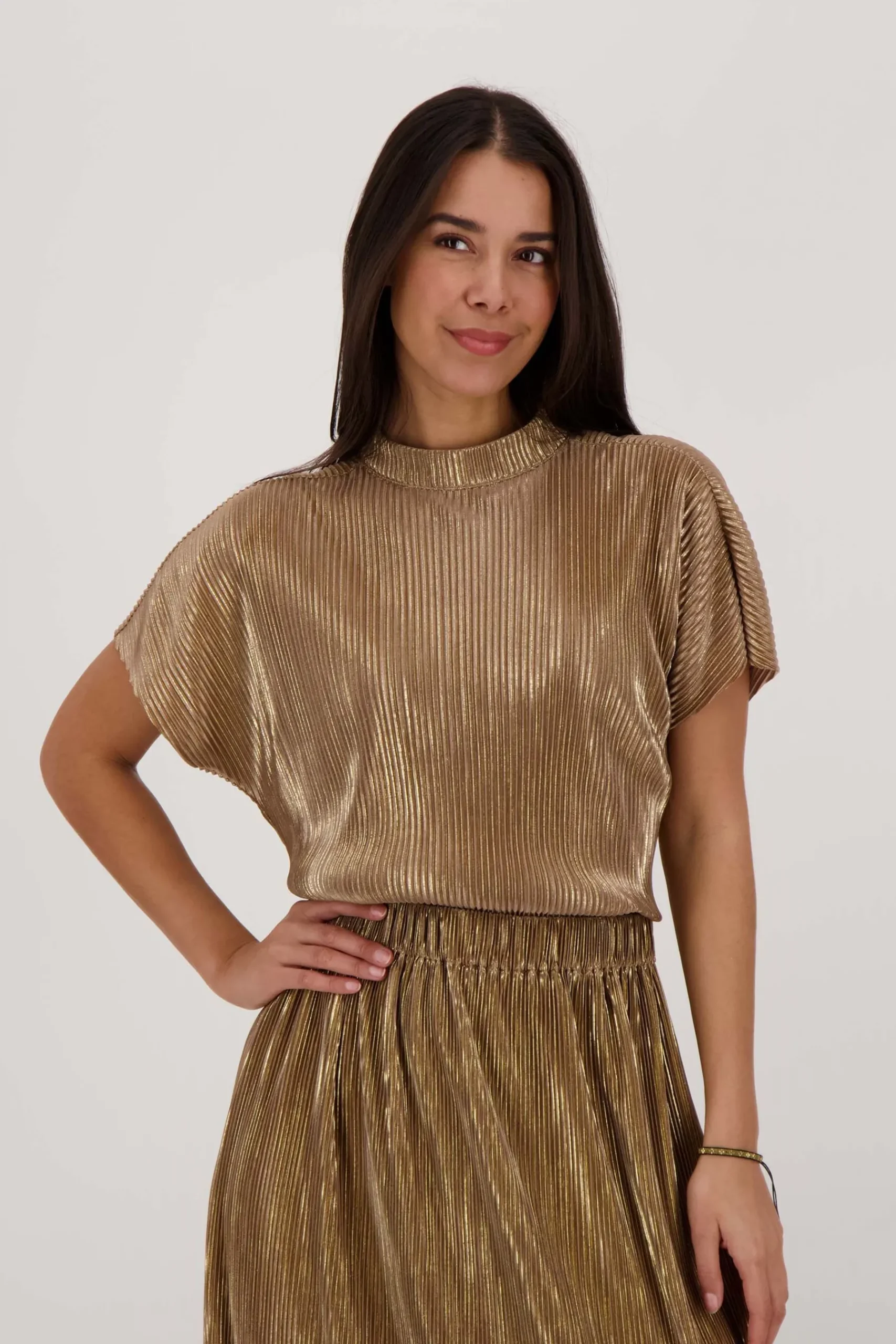 zusss_plisse_turtle_top_champagne_goud_1.webp Best Sale plisse turtle top goud Tops