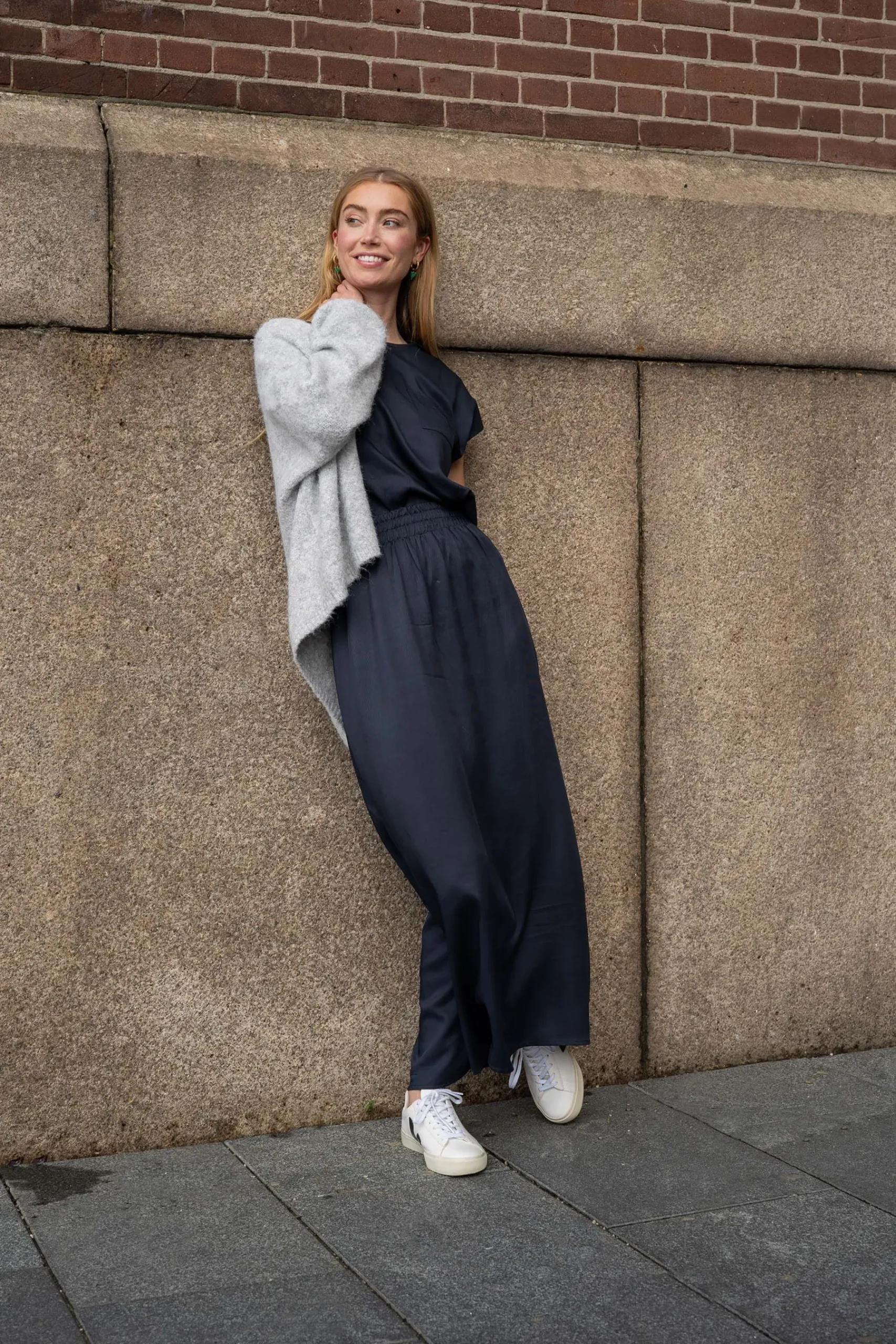 zusss_satijnen_twill_rok_donkerblauw_2.webp Best satijnen twill rok Jurkjes & Rokken