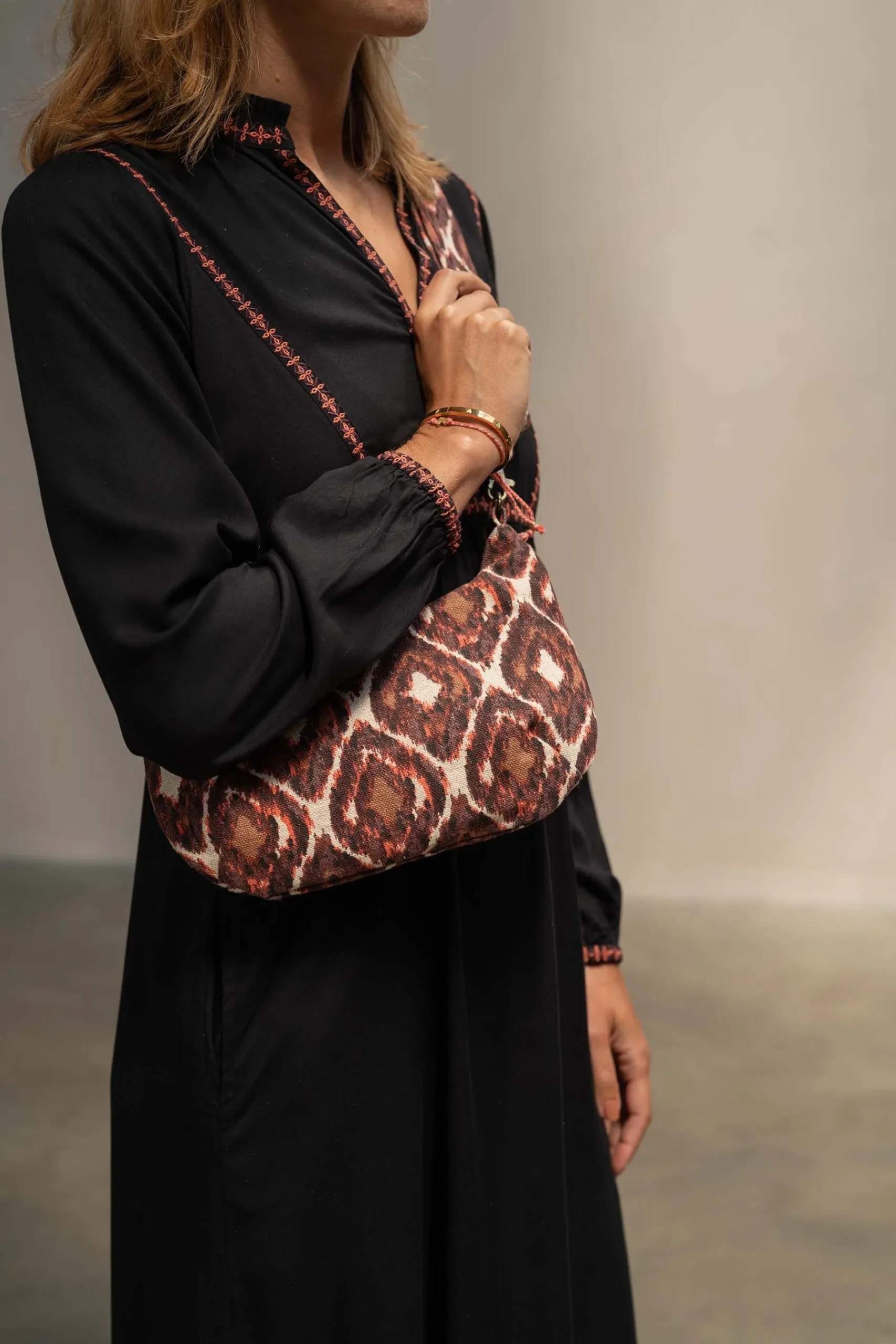 zusss_schoudertasje_met_ikat_print_zandroodbruin_3.webp Cheap schoudertasje met ikat print Schoudertassen & Handtassen