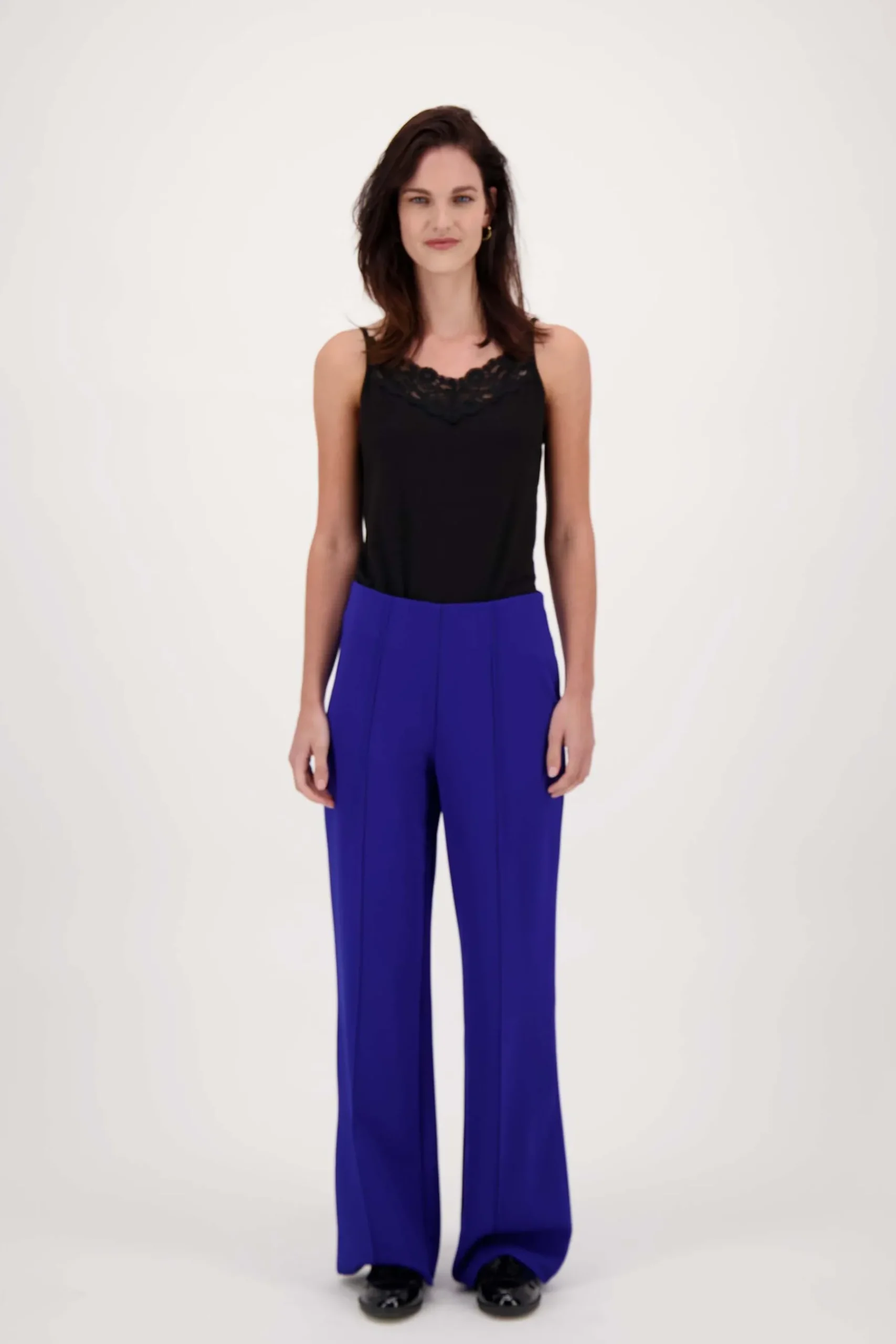 zusss_spaghetti_top_met_kant_zwart_1.webp Store spaghetti top met kant Tops