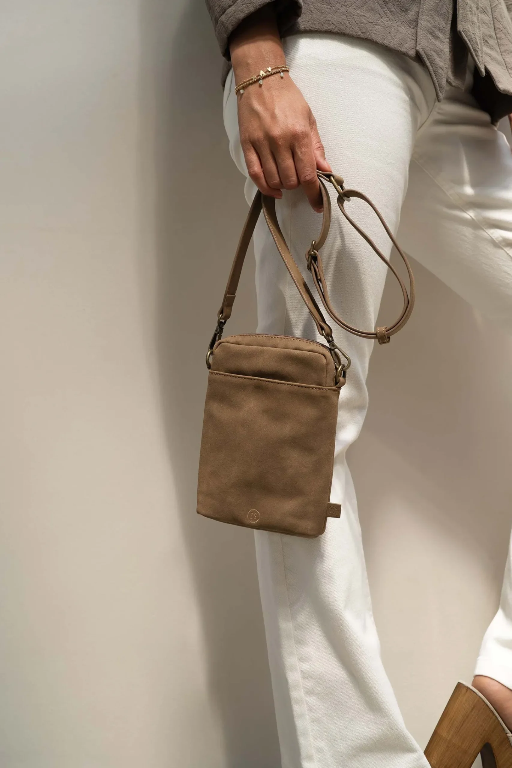 zusss_telefoontasje_bruin_2.webp Shop telefoontasje Schoudertassen & Handtassen