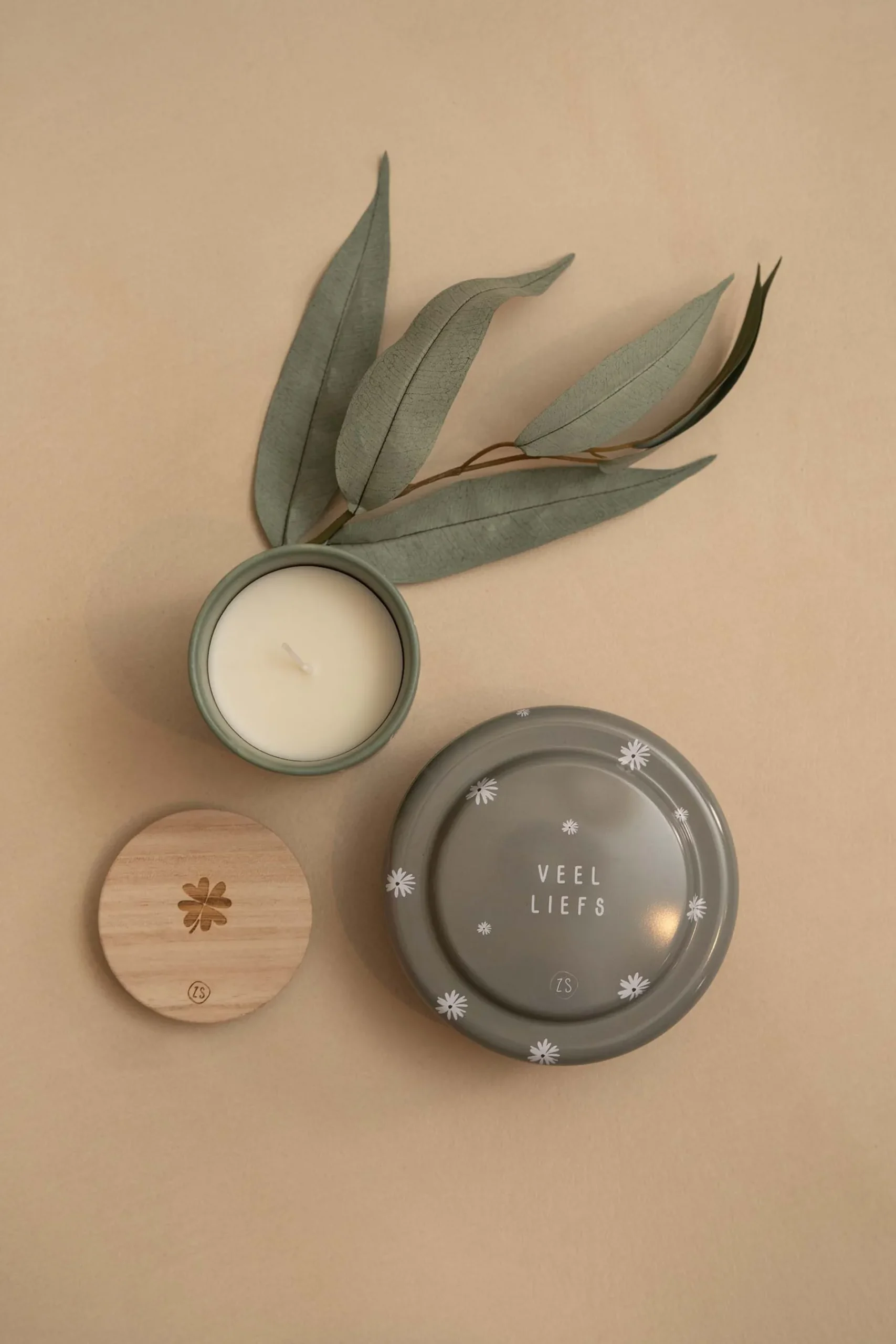 zusss_tinnen_geurkaars_bamboe_veel_liefs_saliegroen_3.webp Outlet tinnen geurkaars bamboe veel liefs saliegroen Geurkaarsen