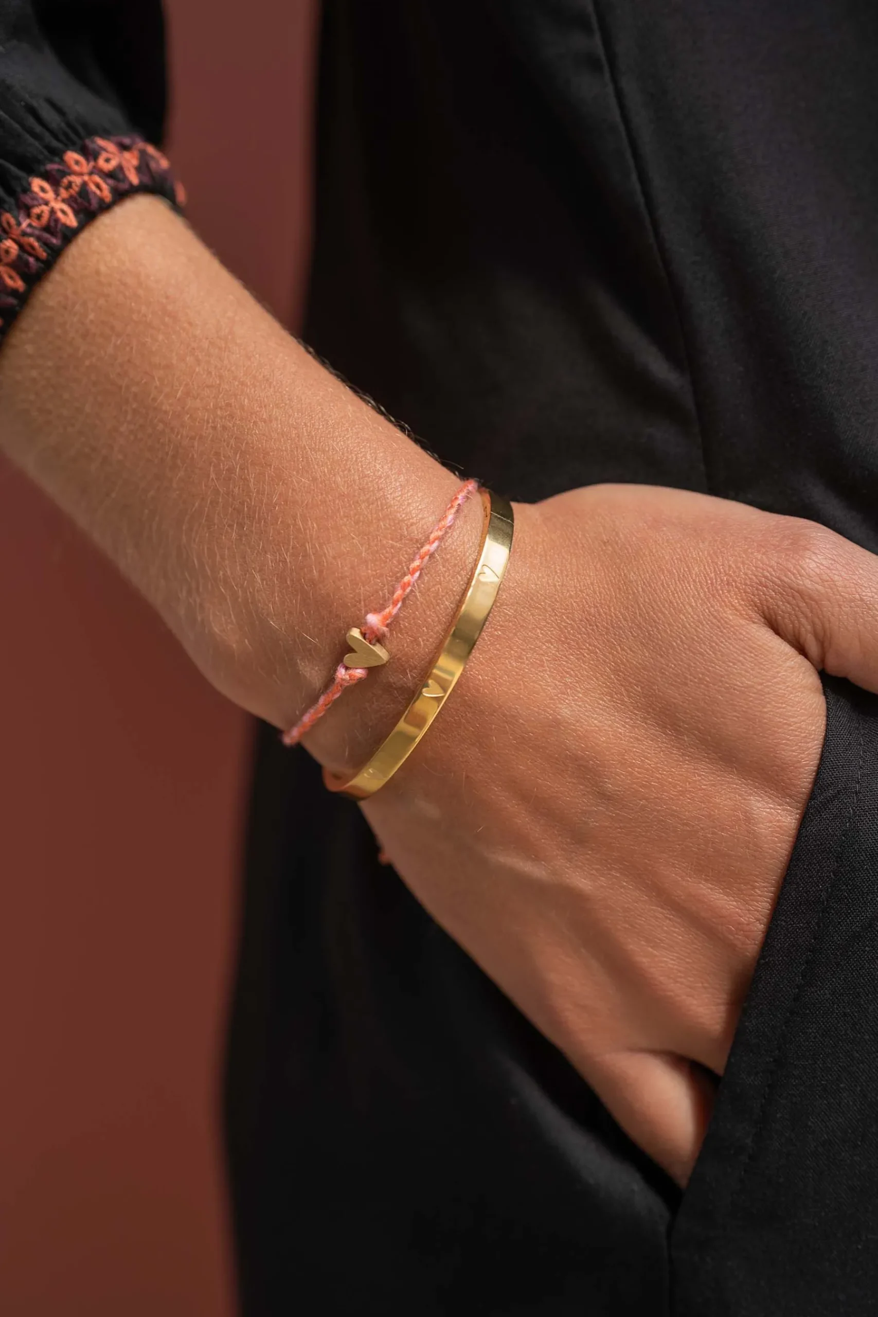 zusss_touwarmbandje_met_hartje_koraalrozegoud_2.webp Discount touwarmbandje met hartje Armbandjes