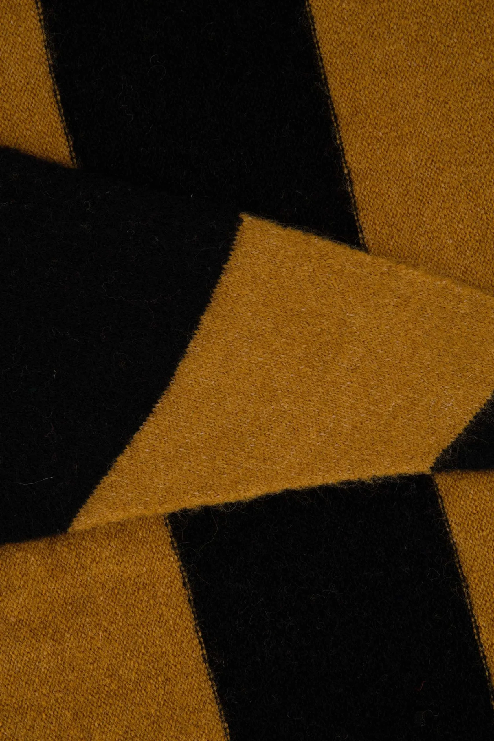 zusss_triangle_sjaal_met_streep_zwartcamel_2.webp New triangle sjaal met streep Sjaals & Accessoires