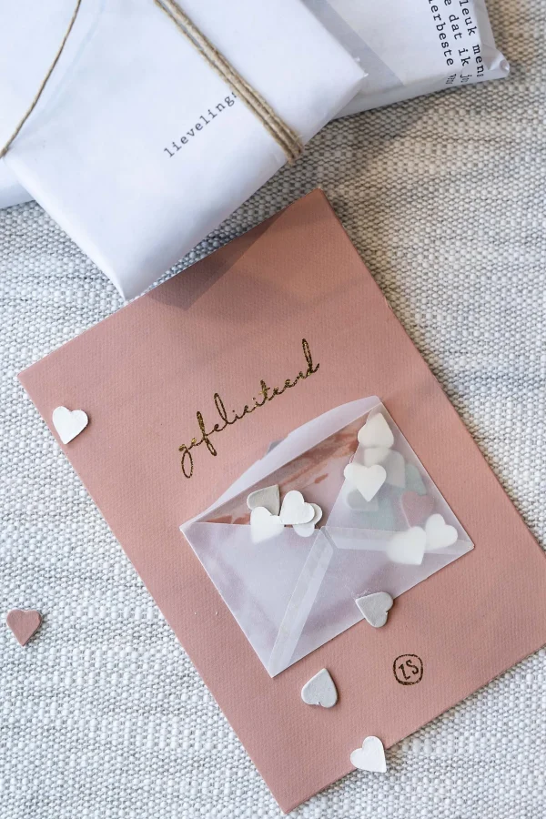 Online wenskaart hoera met hartjes confetti terra roze Kaartjes