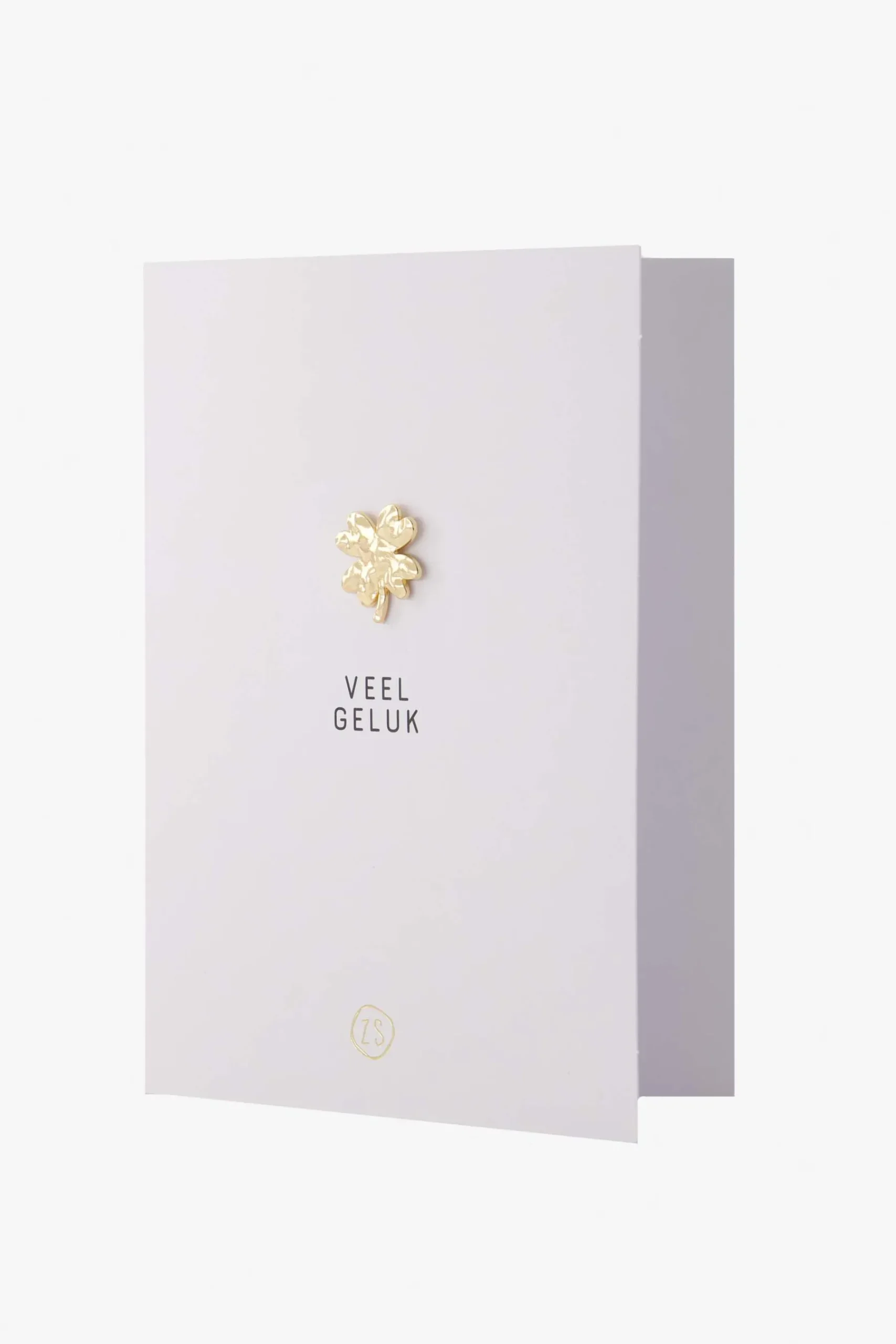 zusss_wenskaart_met_broche_klavertje_wit_0.webp Fashion wenskaart met broche klavertje Kaartjes