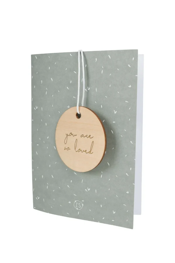 Hot wenskaart met houten tag so loved saliegroen Baby