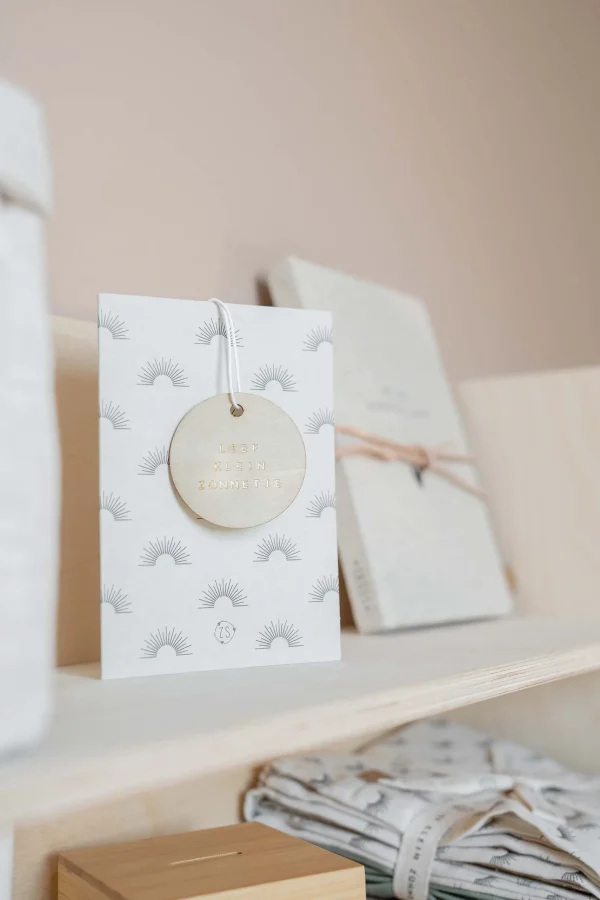 Hot wenskaart met houten tag so loved saliegroen Baby