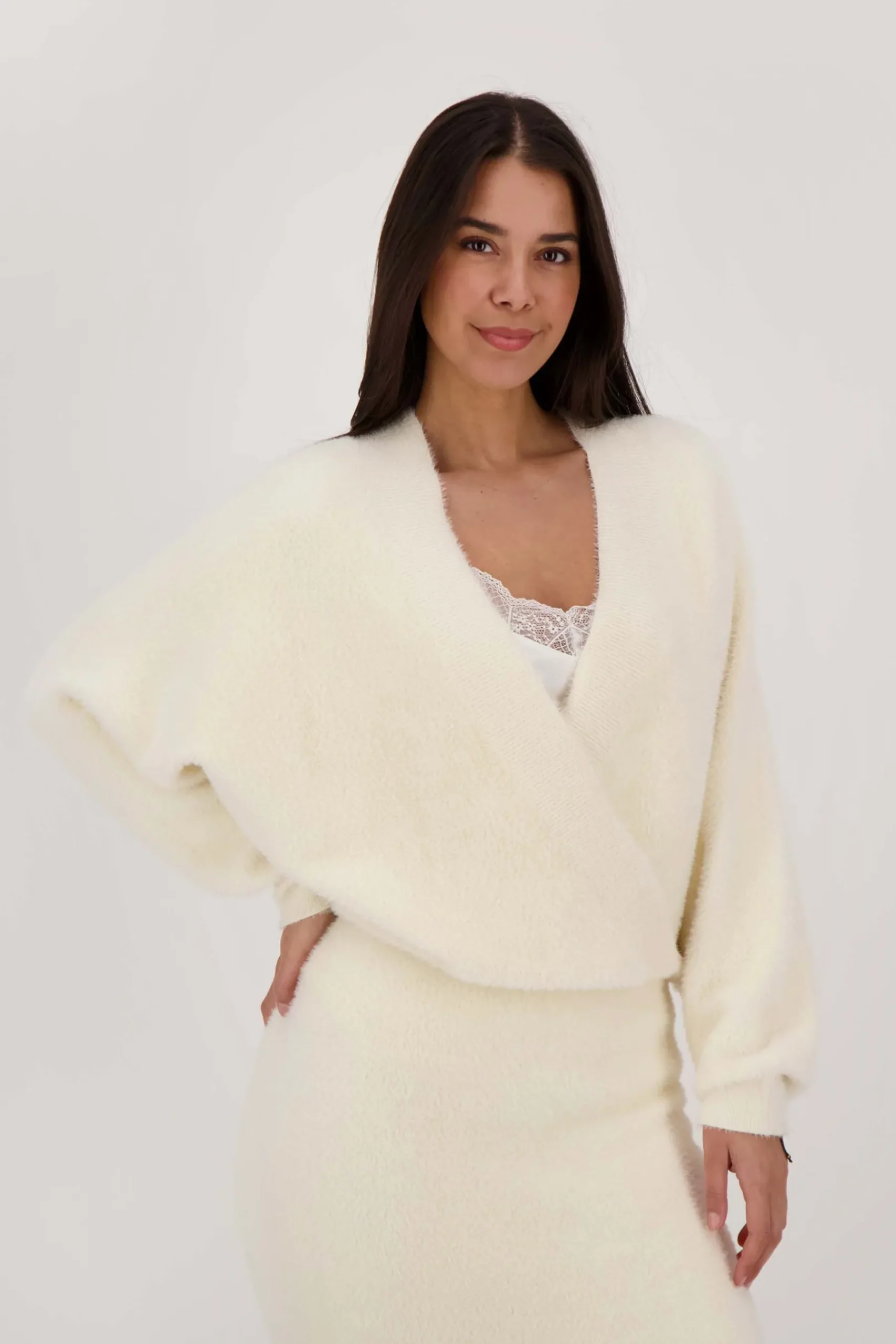 zusss_wikkel_trui_in_fluffy_garen_creme_1.webp Discount wikkel trui in fluffy garen Truien