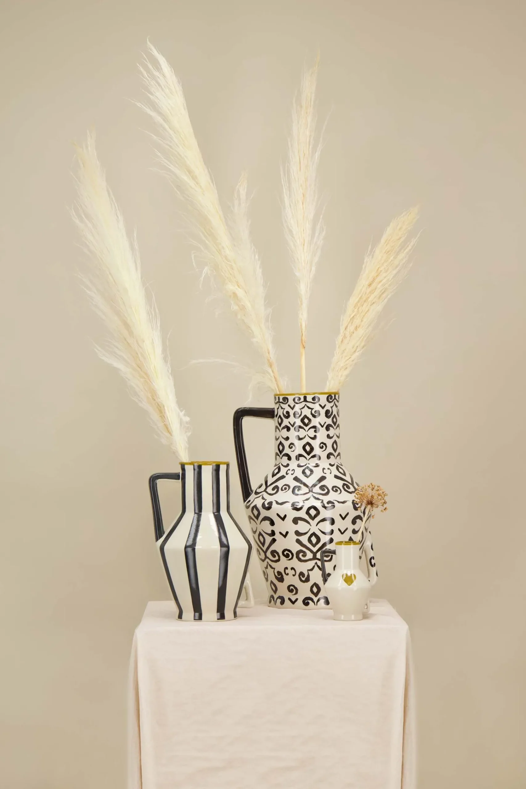 zusss_zusss_x_return_to_sender_vaas_gestreept_m_zandoff_black_1.webp New x Return to Sender vaas gestreept M zand/off black Vazen & Potten