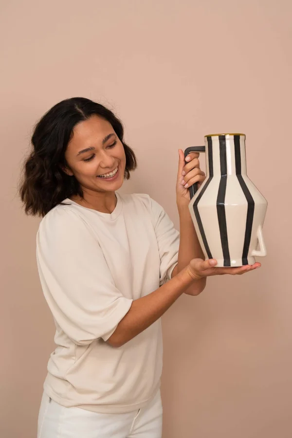 New x Return to Sender vaas gestreept M zand/off black Vazen & Potten